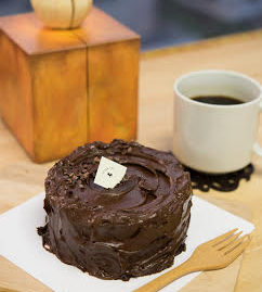 カフェ・アフターユー祝10周年記念特別ケーキ販売中～！