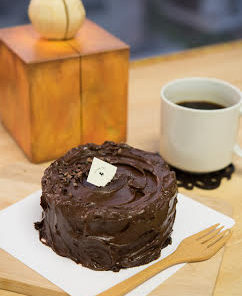 カフェ・アフターユー祝10周年記念特別ケーキ販売中～！